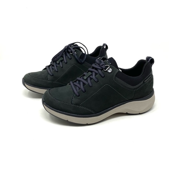 CLARKS WOMEN'S WAVE 2.0 LACE WATERPROOF ATHLETIC SHOE Black - Picture 2 of 8